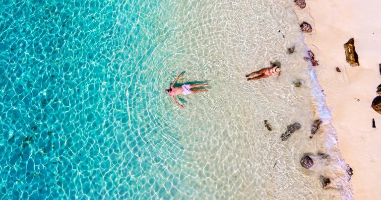 drone-view-men-woman-swimming-blue-turqouse-colored-ocean-koh-kradan-island3