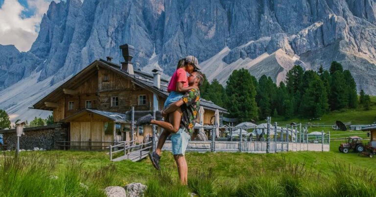 geisler-alm-dolomites-italycouple-hiking-mountains-val-di-funes-italian-dolomites