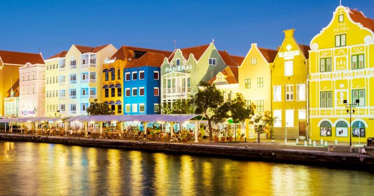 willemstad-curacao-colorful-buildings-around-willemstad-punda-otrobanda(3)